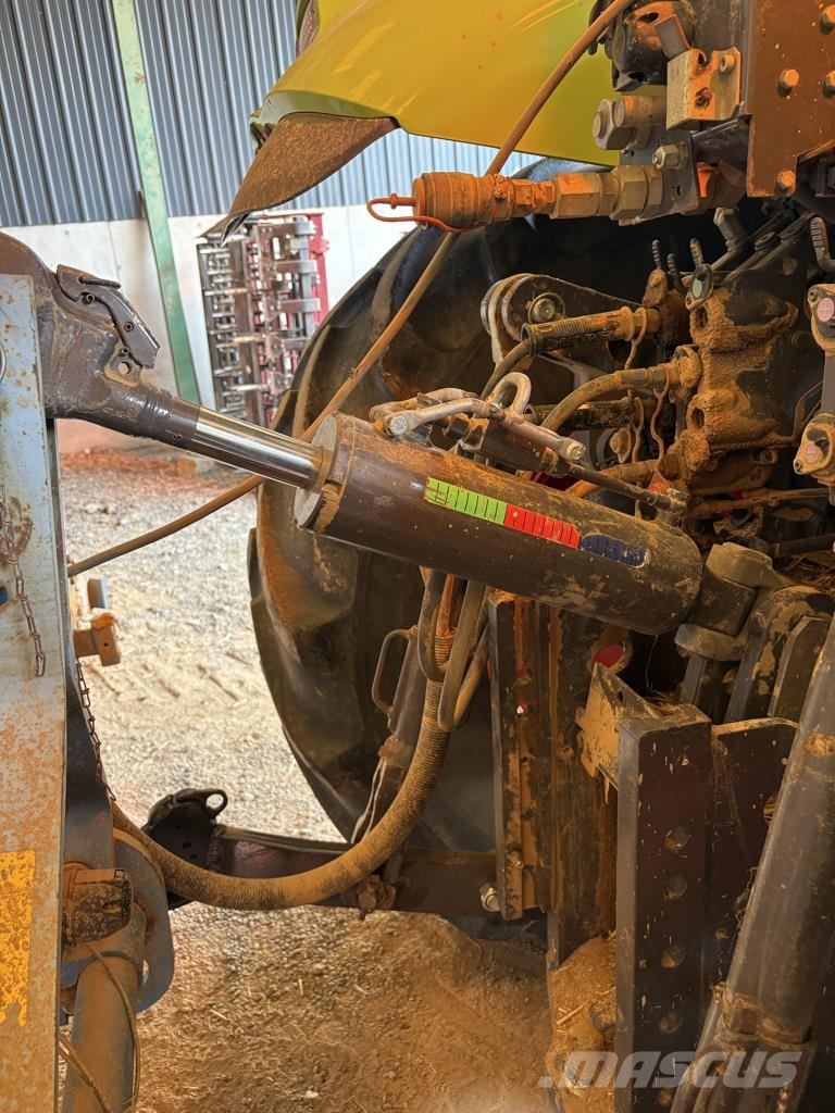CLAAS AXION 810 Traktori
