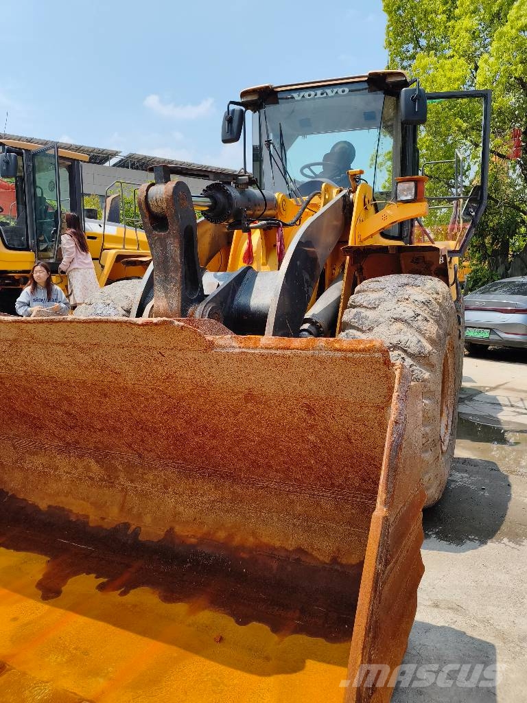 Volvo L 120 Kolesni nakladalci