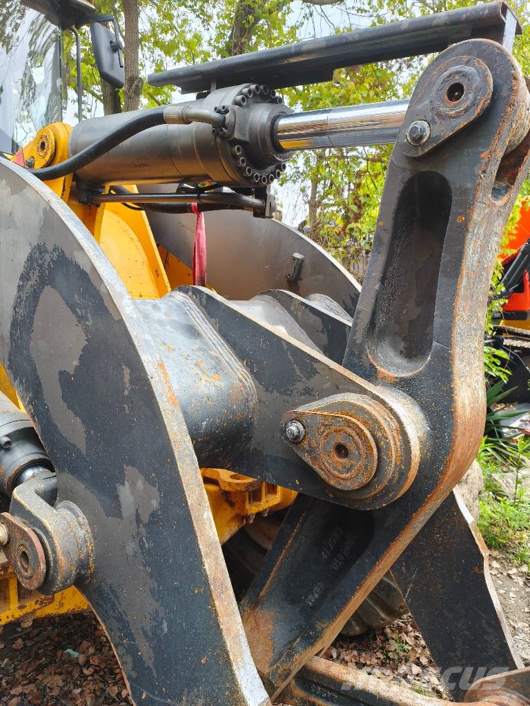 Volvo L 120 Kolesni nakladalci