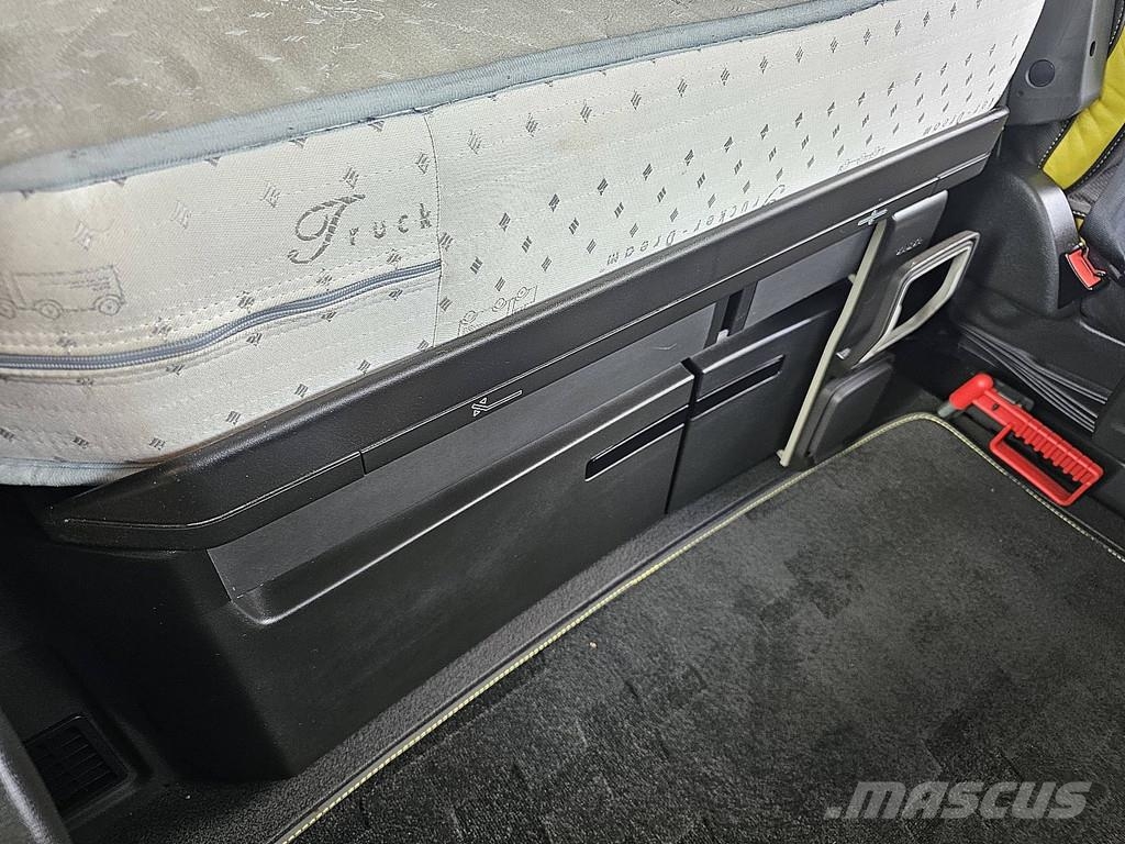 Volvo FH 750 6X4 LIFTAXLE RETARD. Camiones elevadores de gancho