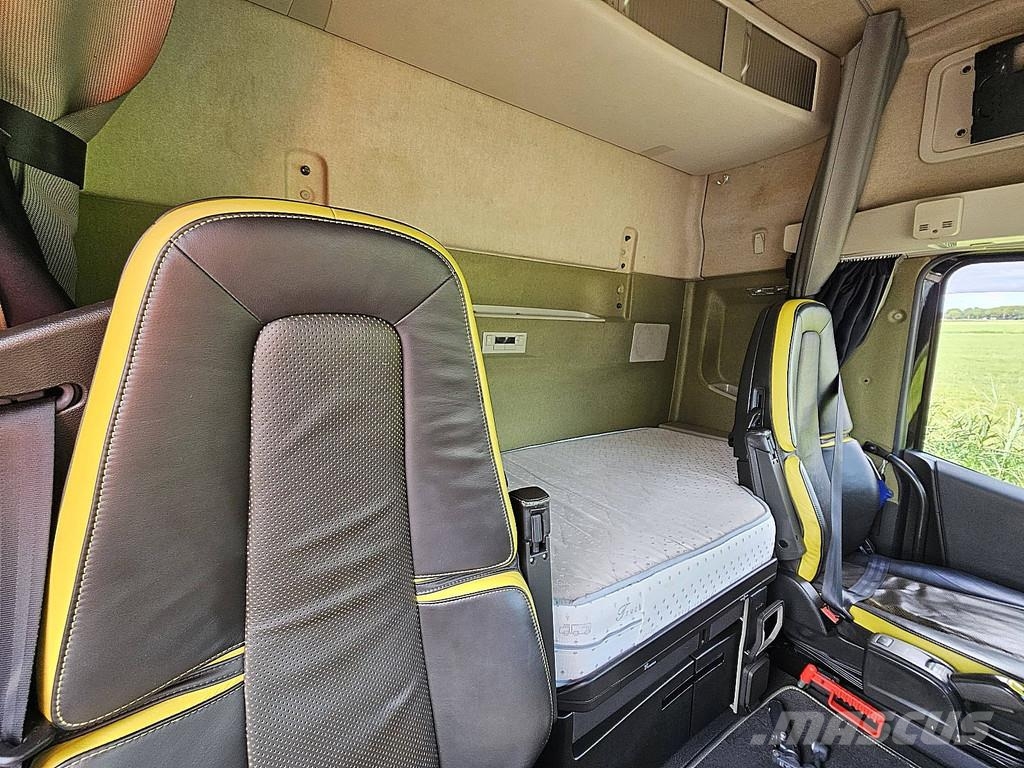 Volvo FH 750 6X4 LIFTAXLE RETARD. Camiones elevadores de gancho