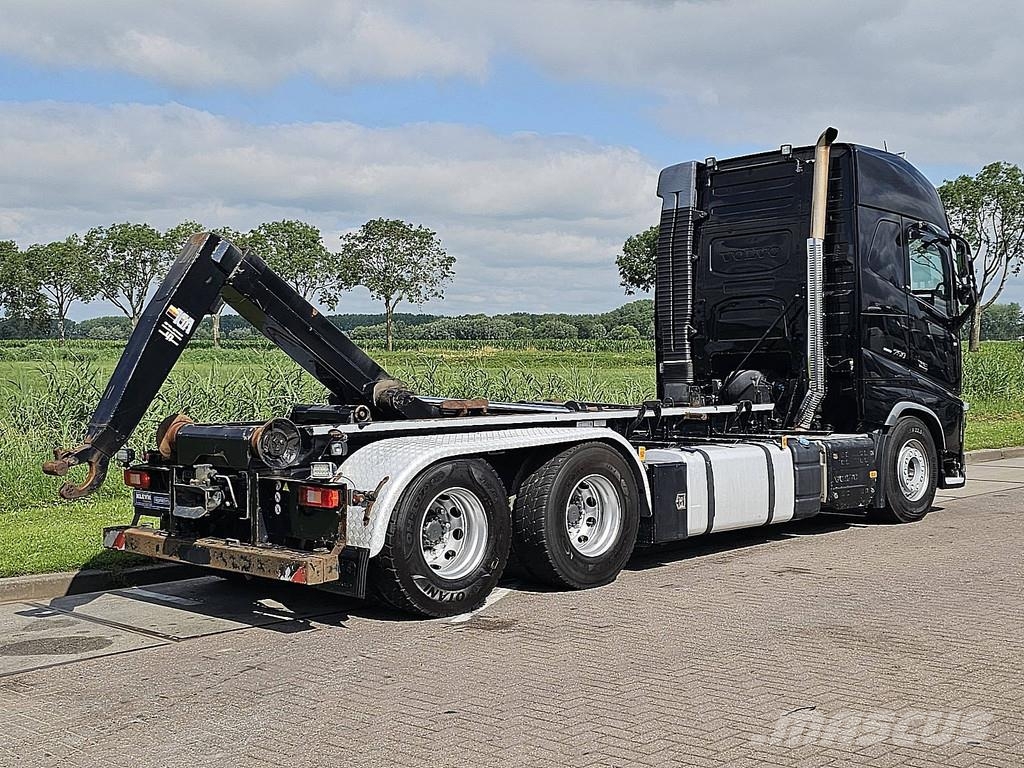 Volvo FH 750 6X4 LIFTAXLE RETARD. Camiones elevadores de gancho