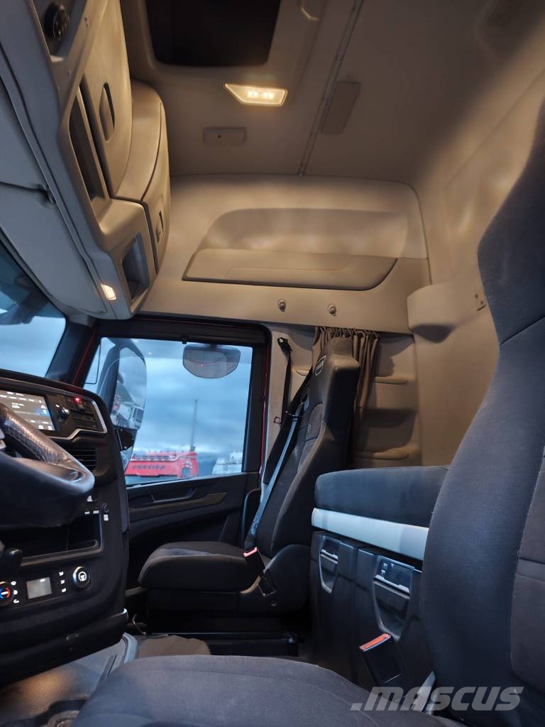Iveco X-Way 570 شاحنات مسطحة / أوناش