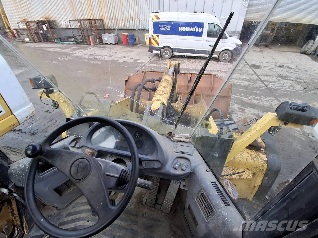 Komatsu WA 320-5 Pale gommate