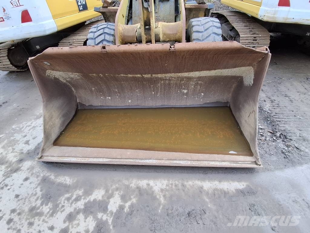 Komatsu WA 320-5 Pale gommate