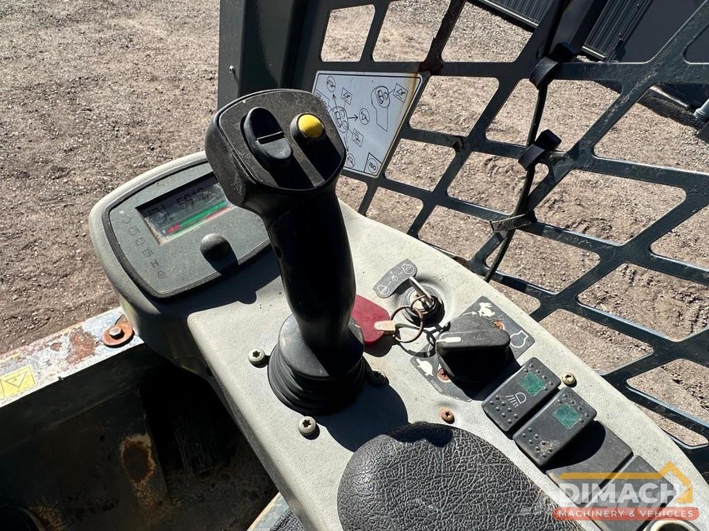 Mustang 2100RT joystick control - high flow - 908 hours - 輪胎式裝載機