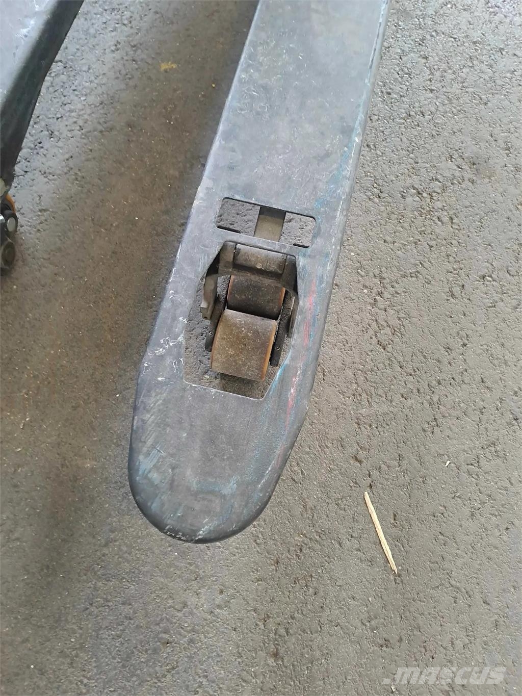 Toyota LHE 130 castor Колички високоповдигачи с теглич