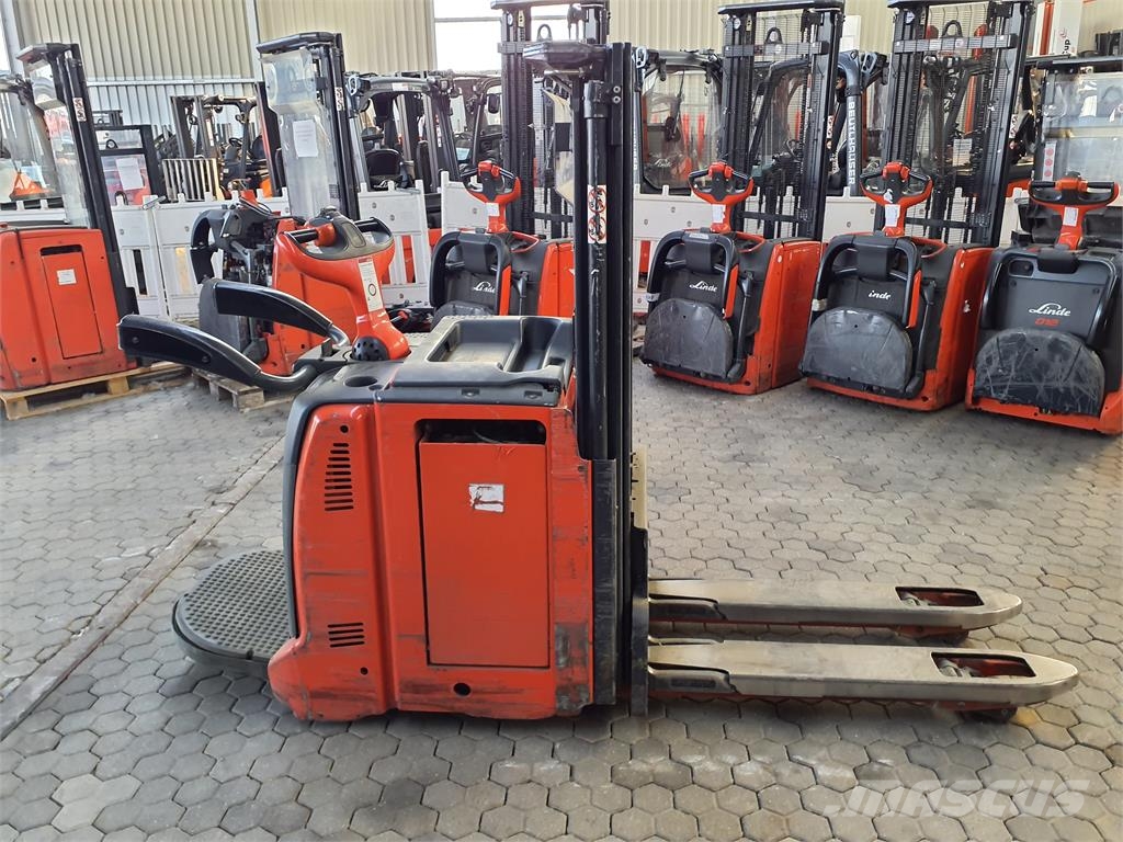 Linde D12AP Zelfrijdende stapelaars