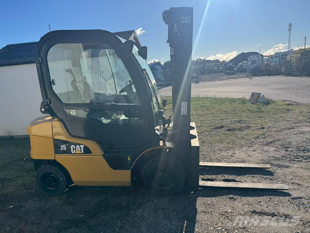 CAT DP 25 N Dīzeļa autoiekrāvēji