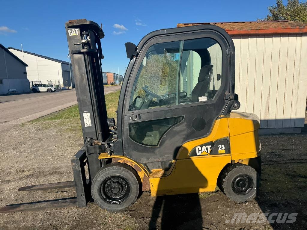 CAT DP 25 N Dīzeļa autoiekrāvēji