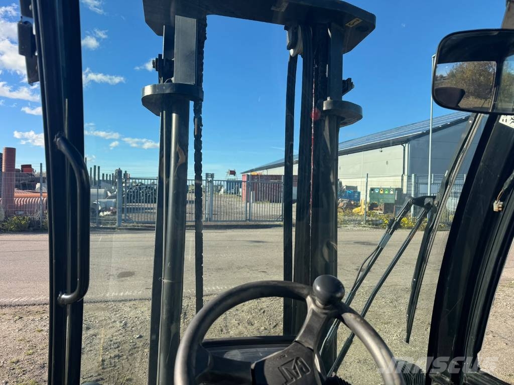 CAT DP 25 N Dīzeļa autoiekrāvēji