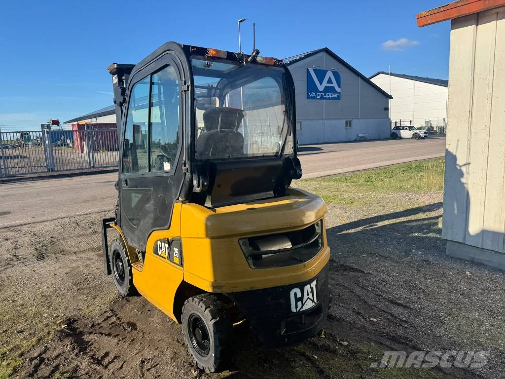 CAT DP 25 N Dīzeļa autoiekrāvēji