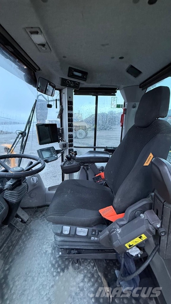 Volvo L 260 H Pale gommate