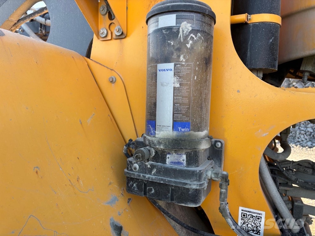Volvo L 260 H Pale gommate
