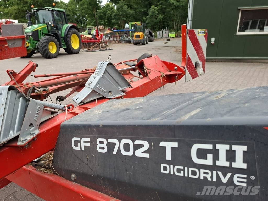 Kuhn schudder GF8702T 耙與翻草機