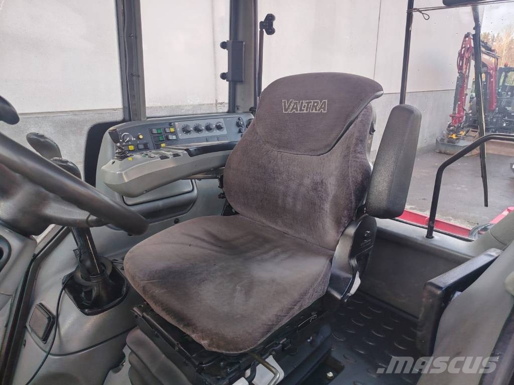 Valtra C 120 الجرارات