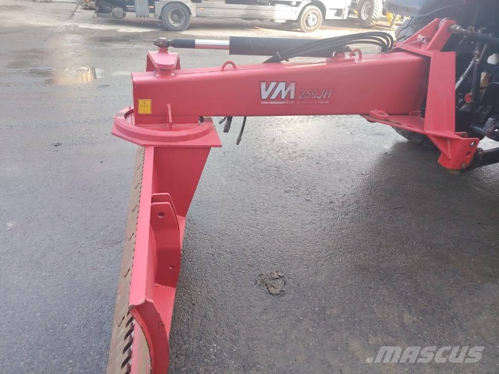 Valtra C 120 الجرارات