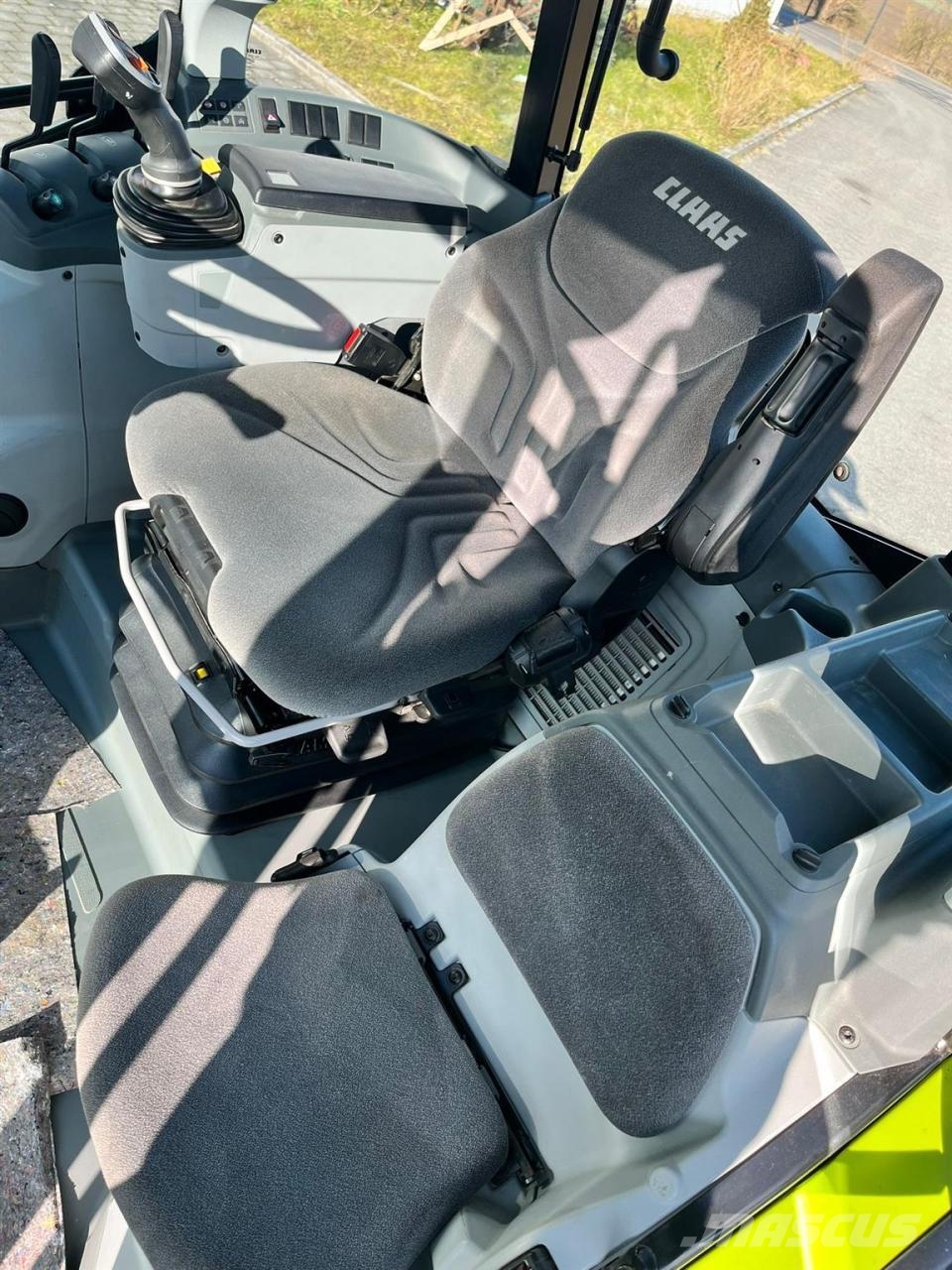 CLAAS Arion 420 Cis mit Frontzapfwelle Tractors