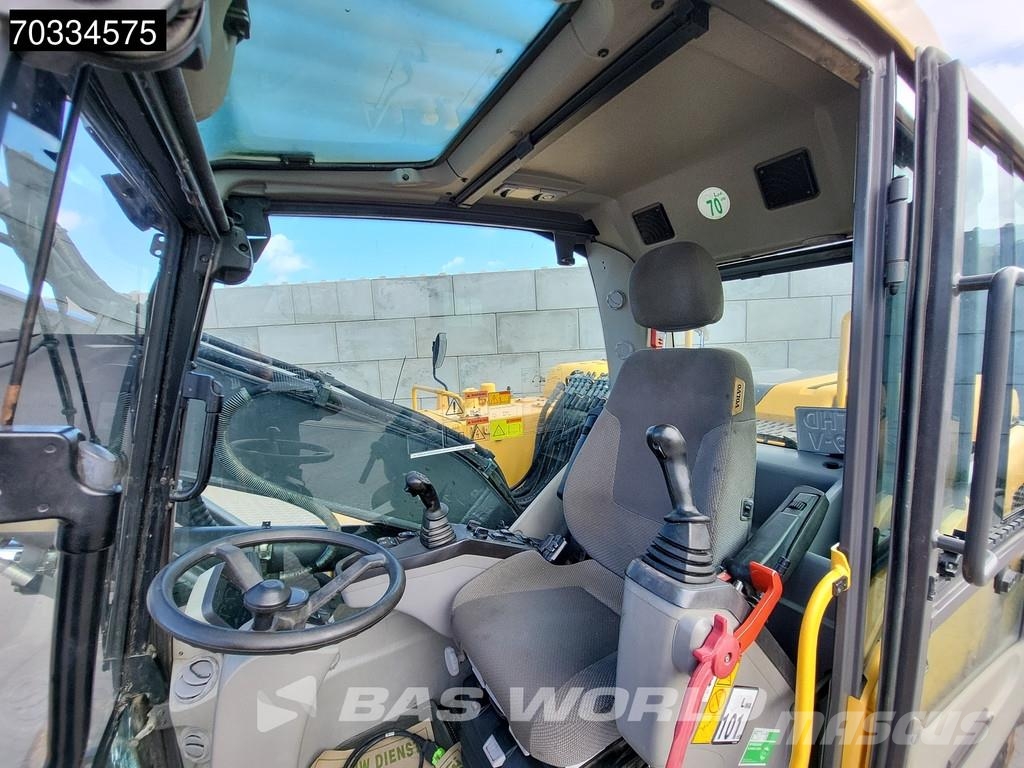 Volvo EW140 D Outriggers + Blade Колісні екскаватори