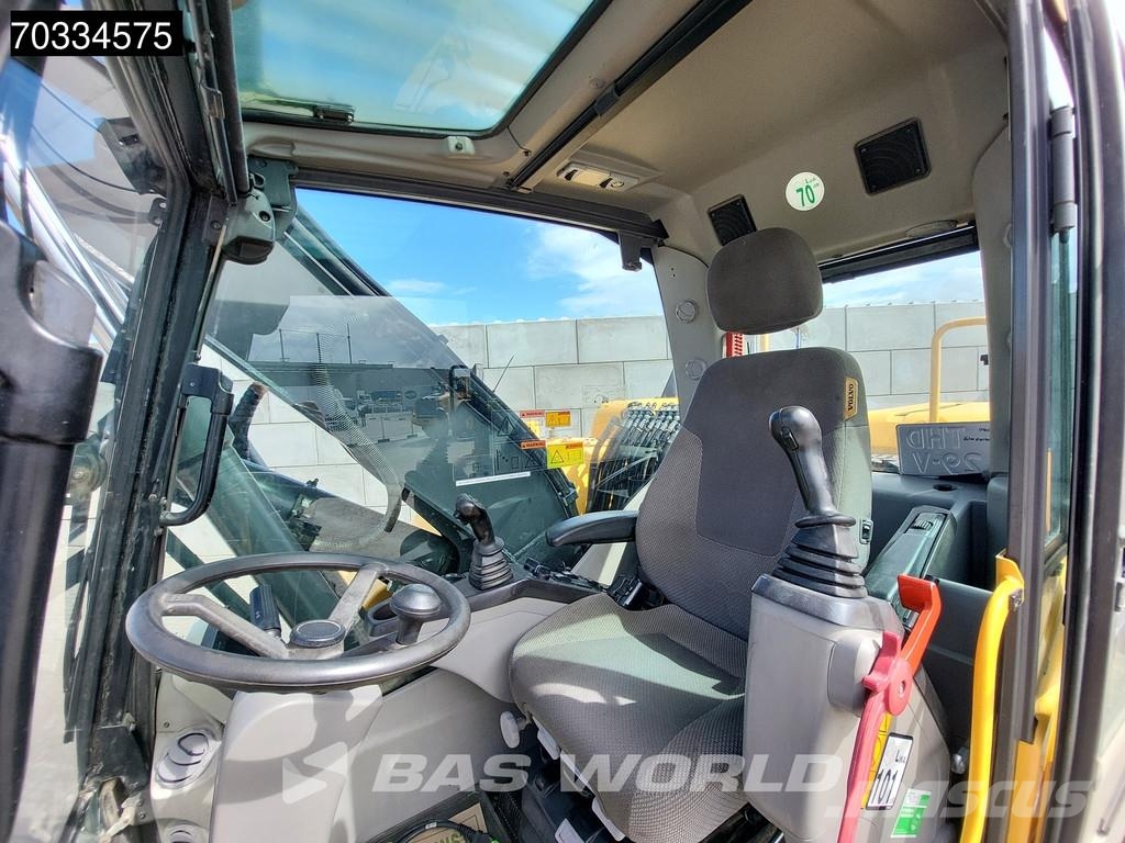 Volvo EW140 D Outriggers + Blade 旋轉式挖土機/掘鑿機/挖掘機