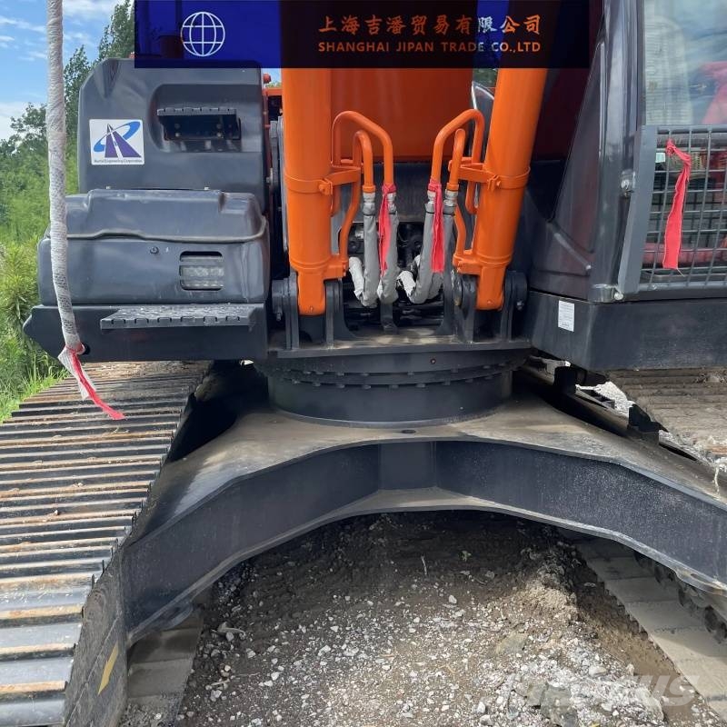 Hitachi ZX 210 حفارات زحافة