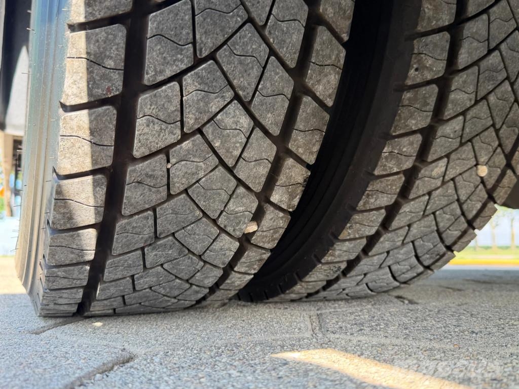DAF H4SN3 Camiones caja cerrada