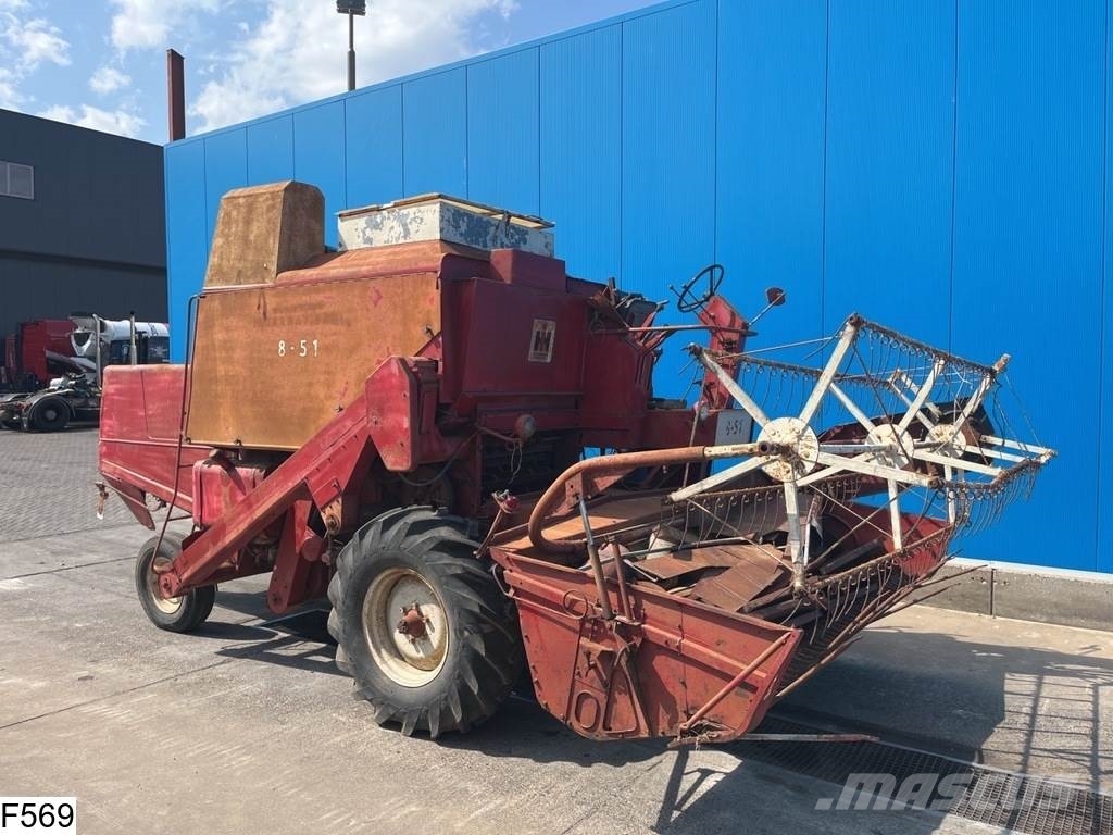 International 851 Mc Cormick International 851 Combine harvesters