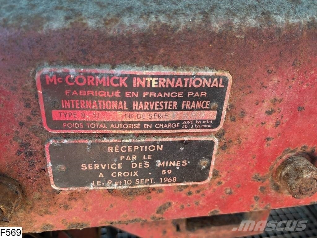 International 851 Mc Cormick International 851 Combine harvesters