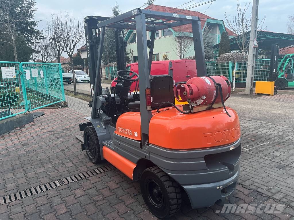 Toyota 6 FG 30 /02/ V-2670 OB Gázüzemű targoncák