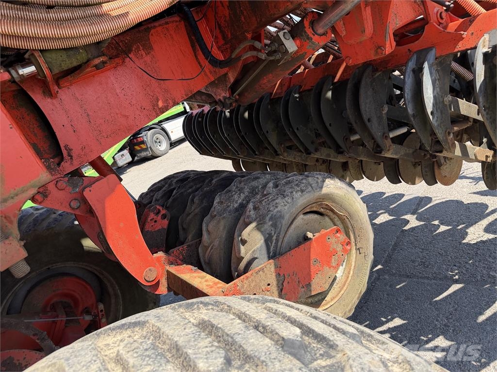Kuhn Bezorebná sejačka KUHN FASTLINER 6000 VIN 801 ماكينات وملحقات البذر الأخرى