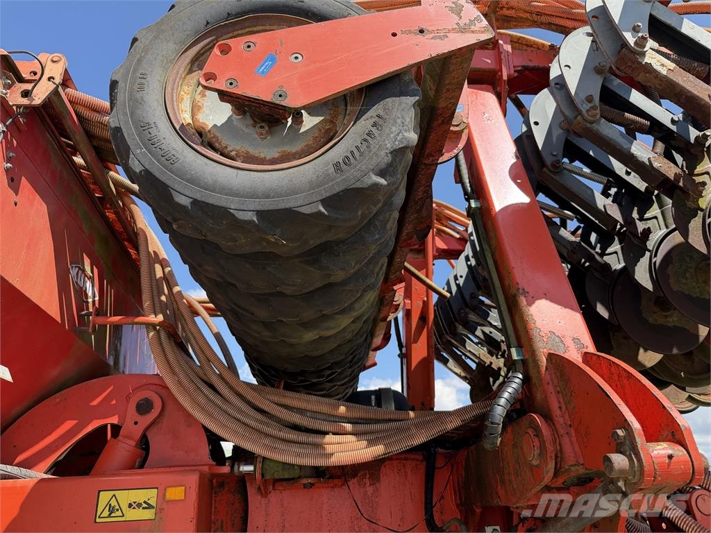 Kuhn Bezorebná sejačka KUHN FASTLINER 6000 VIN 801 ماكينات وملحقات البذر الأخرى