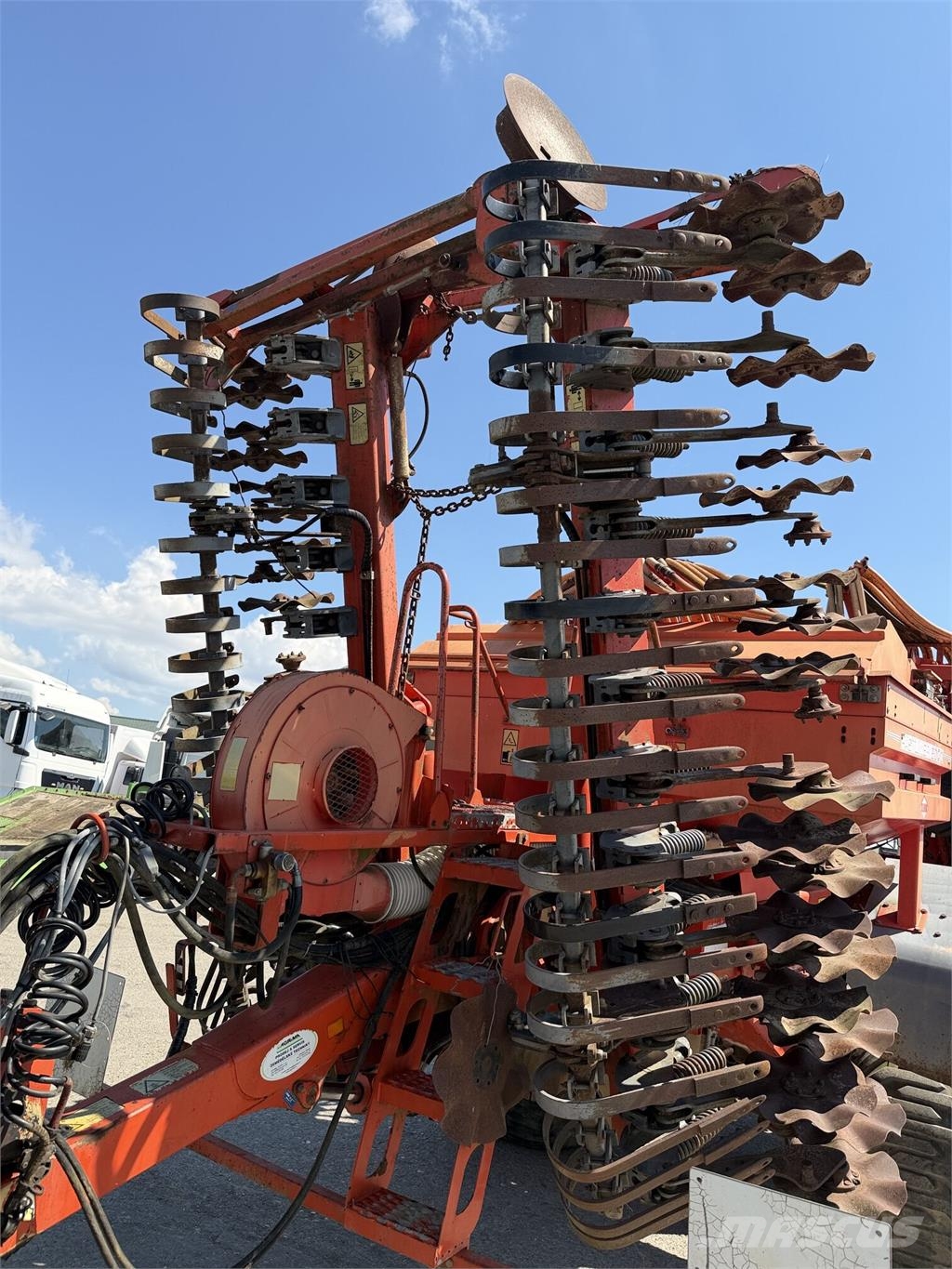 Kuhn Bezorebná sejačka KUHN FASTLINER 6000 VIN 801 ماكينات وملحقات البذر الأخرى