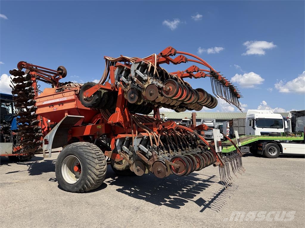 Kuhn Bezorebná sejačka KUHN FASTLINER 6000 VIN 801 ماكينات وملحقات البذر الأخرى