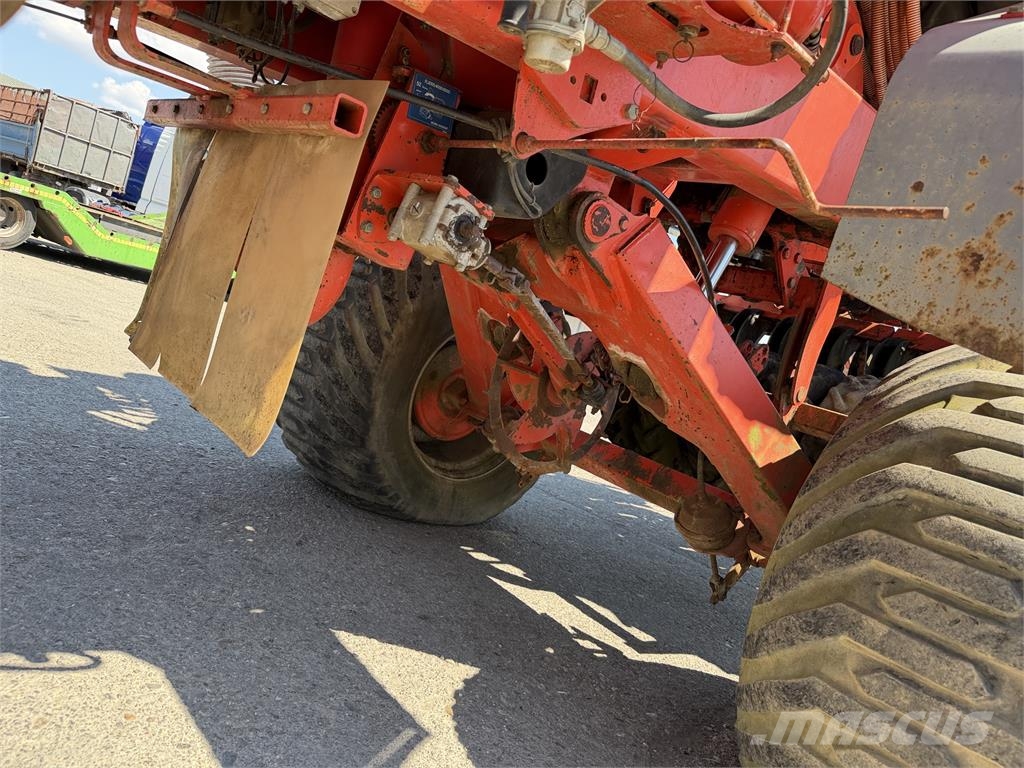 Kuhn Bezorebná sejačka KUHN FASTLINER 6000 VIN 801 ماكينات وملحقات البذر الأخرى