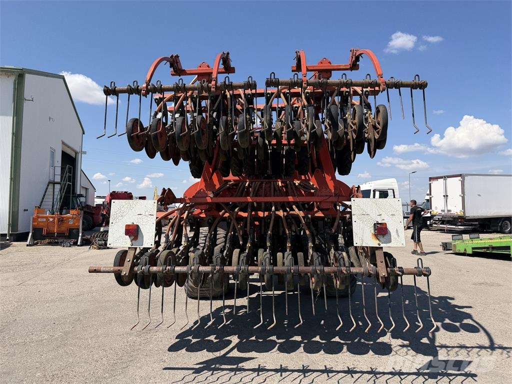 Kuhn Bezorebná sejačka KUHN FASTLINER 6000 VIN 801 ماكينات وملحقات البذر الأخرى