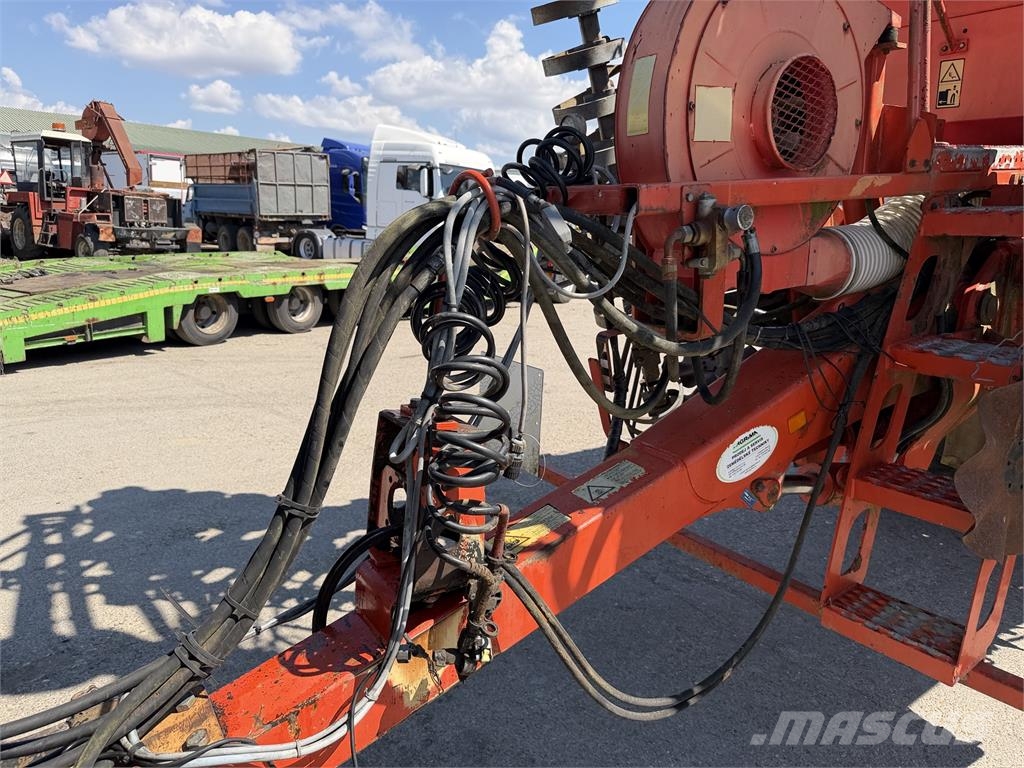 Kuhn Bezorebná sejačka KUHN FASTLINER 6000 VIN 801 ماكينات وملحقات البذر الأخرى