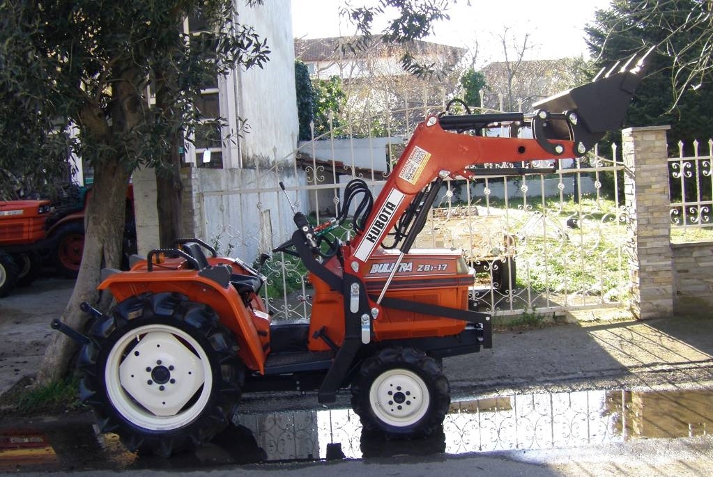 Kubota B1-17 4WD με φορτωτη الجرارات