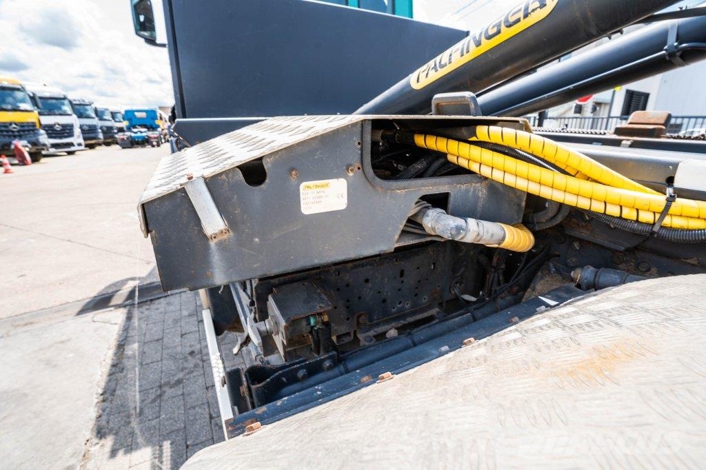 Iveco TRAKKER 360-6x4-PALFINGER gancho Caminhões Roll-on Roll-off