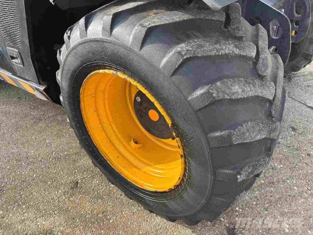 JCB 110W Pothole Pro Tab Колёсные экскаваторы
