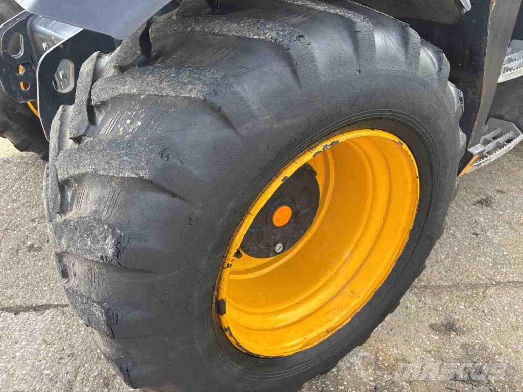 JCB 110W Pothole Pro Tab Колёсные экскаваторы