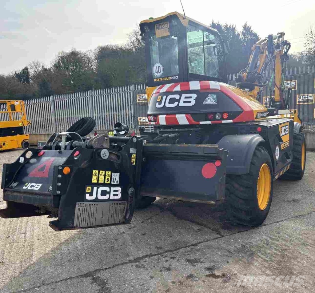 JCB 110W Pothole Pro Tab Колёсные экскаваторы