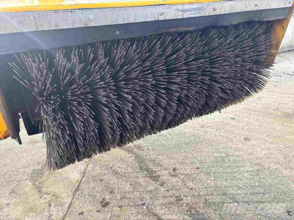 JCB 110W Pothole Pro Tab Колёсные экскаваторы