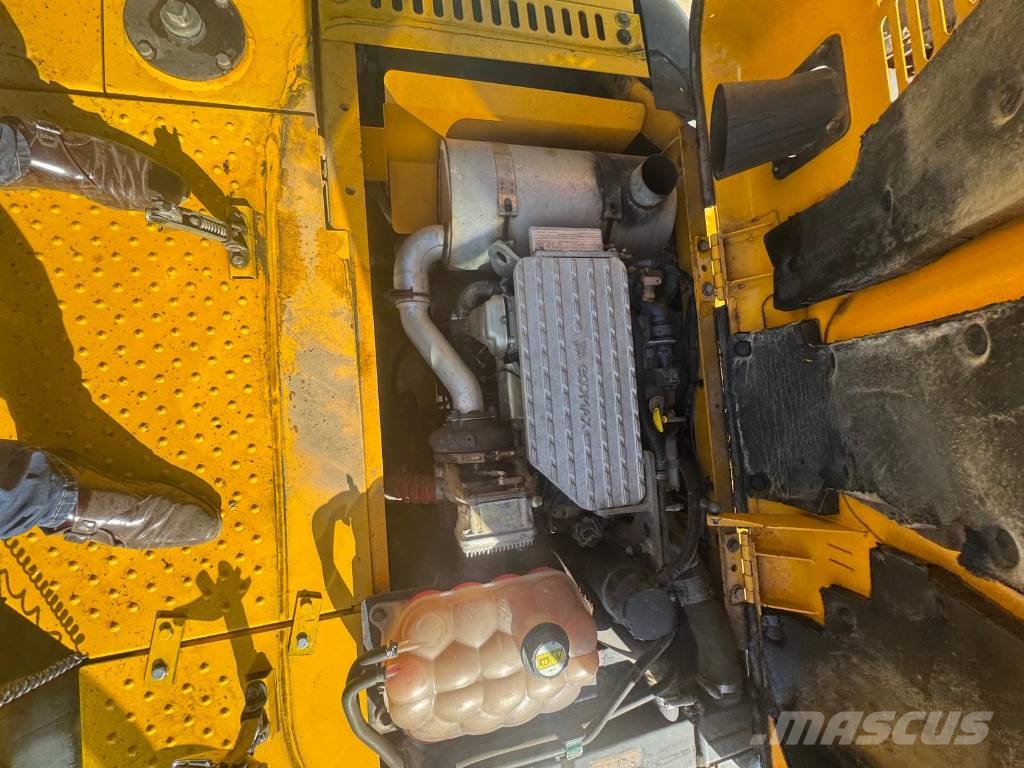 JCB JS 130 LC حفارات زحافة