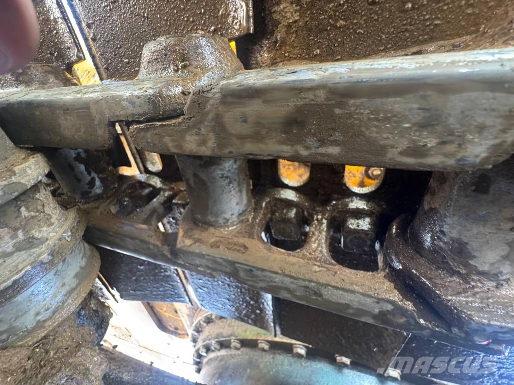 JCB JS 130 LC حفارات زحافة