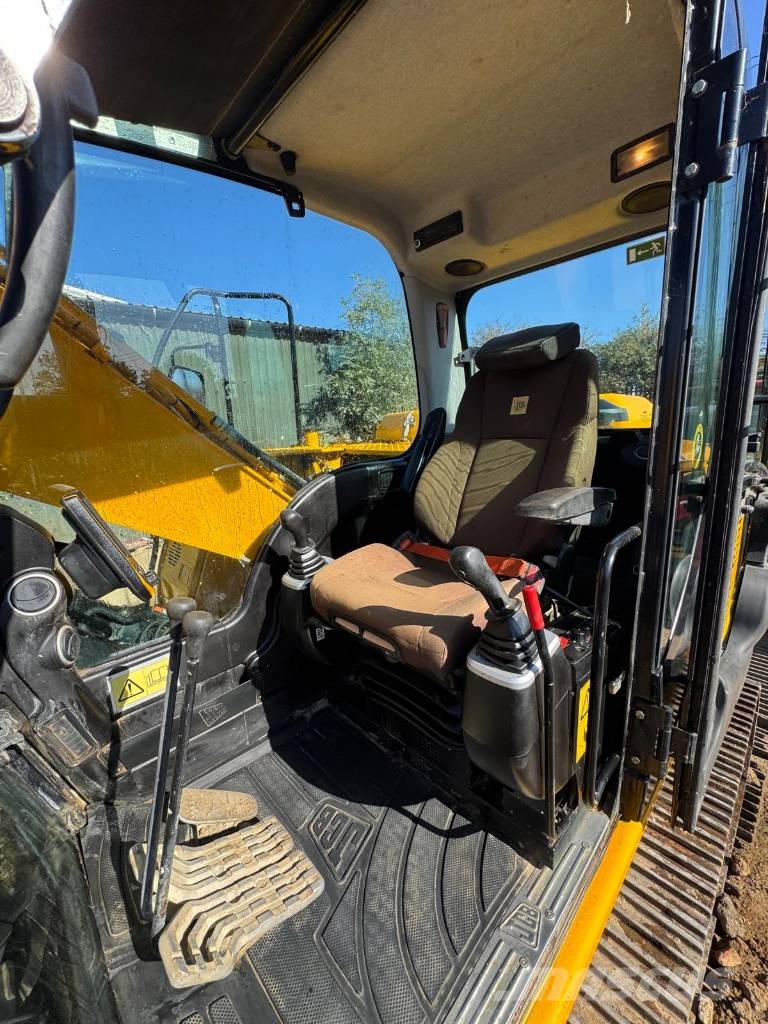 JCB JS 130 LC حفارات زحافة