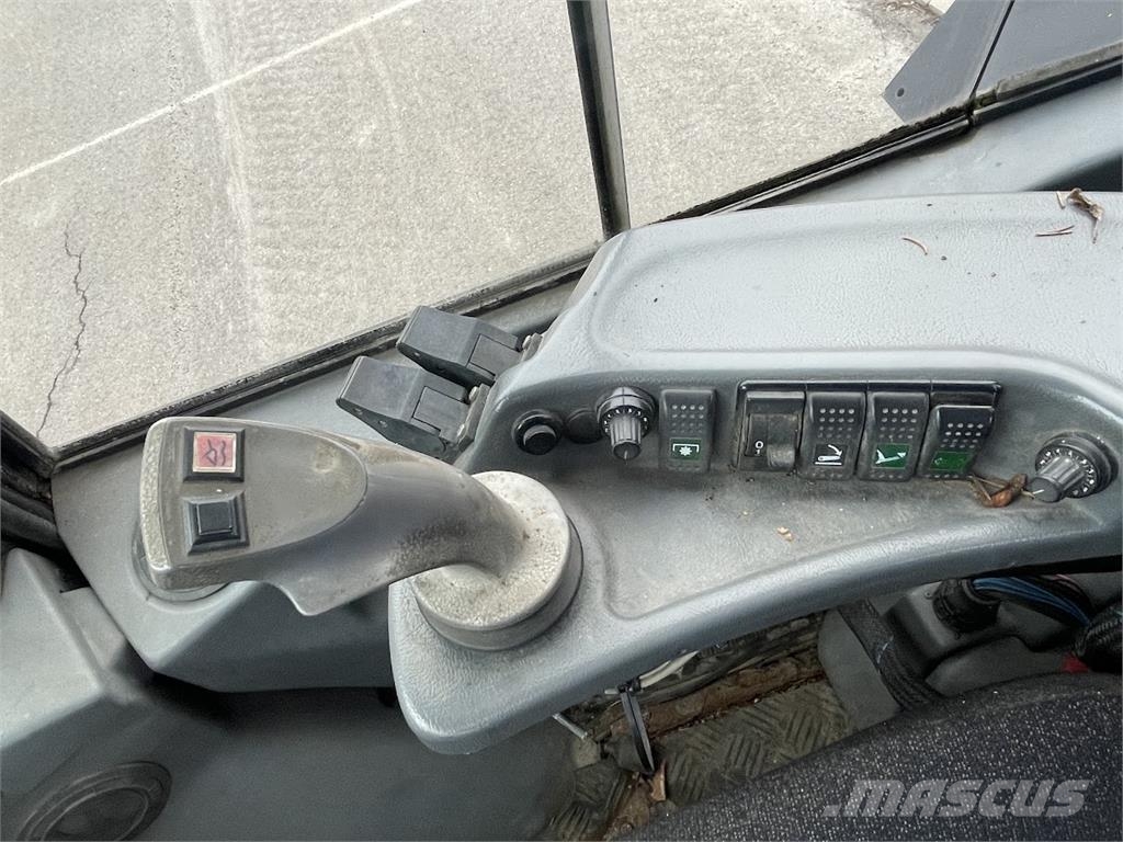 LM Trac 680 4X4 Комунални съоражения