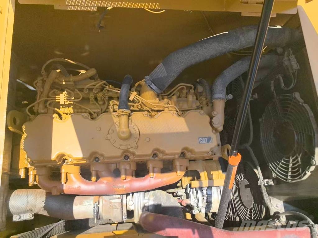 CAT 323 Vikšriniai ekskavatoriai