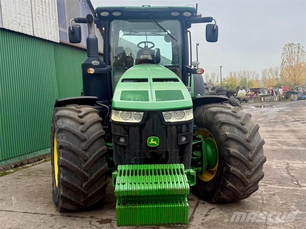 John Deere 8320R e23 Traktori