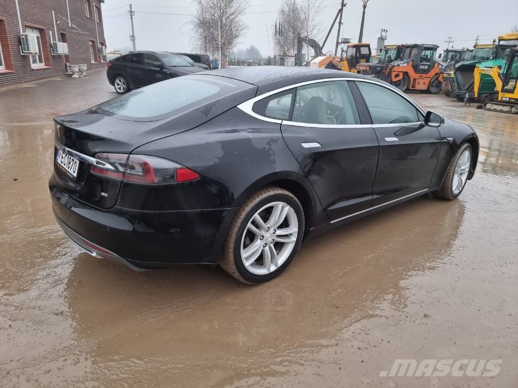 Tesla Model S P85 Автомобілі