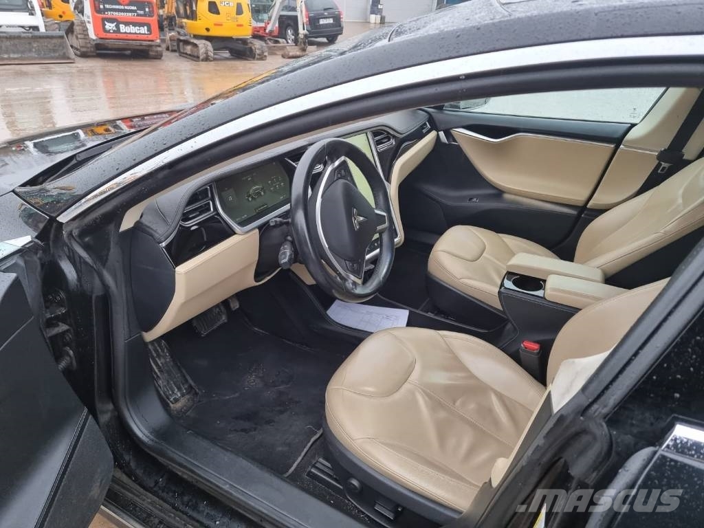 Tesla Model S P85 Автомобілі